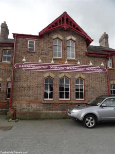 Llanfairpwllgwyngyllgogerychwyrndrobwllllantysiliogogogoch train station