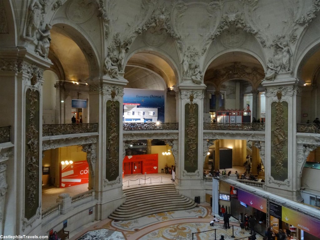 The grand foyer of the Palais de la Découverte