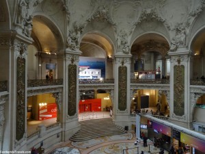The grand foyer of the Palais de la Découverte
