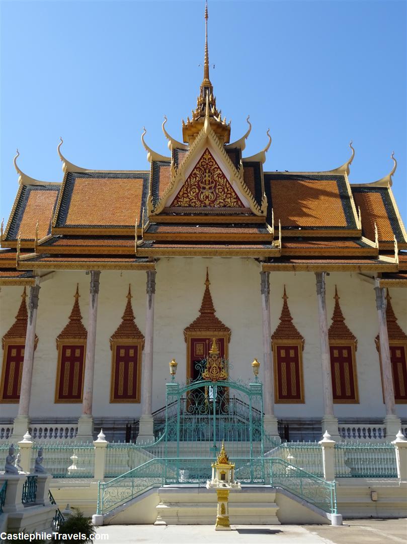  Wat Preah Keo (The Silver Pagoda) is known for its emerald Buddha and its silver-tiled floor